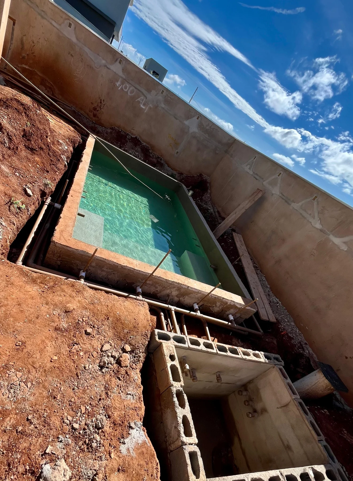 Estrutura e hidráulica de piscina em obra