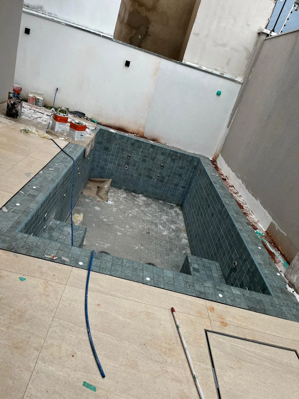 Piscina em fase de revestimento